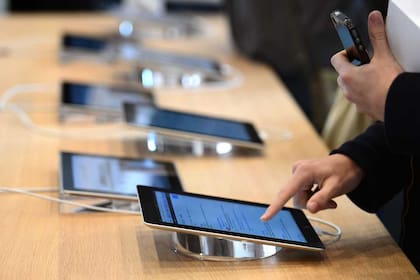 Las pantallas táctiles son una fuente de microbios dado el uso continuo en diversas situaciones