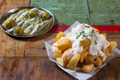 Las papas bravas son las reinas del tapeo