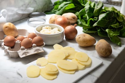 Las papas deben pelarse y cortarse finitas (ideal con mandolina) cubriendo el molde sin dejar agujeros.