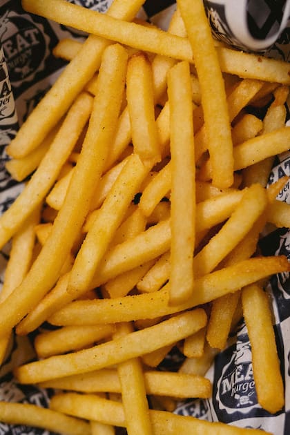 Las papas fritas son el menú ideal para compartir en casa cuando hay lluvia y un evento televisivo importante