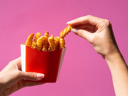 Las papas fritas son mundialmente populares y tiene muchas variaciones en el mundo