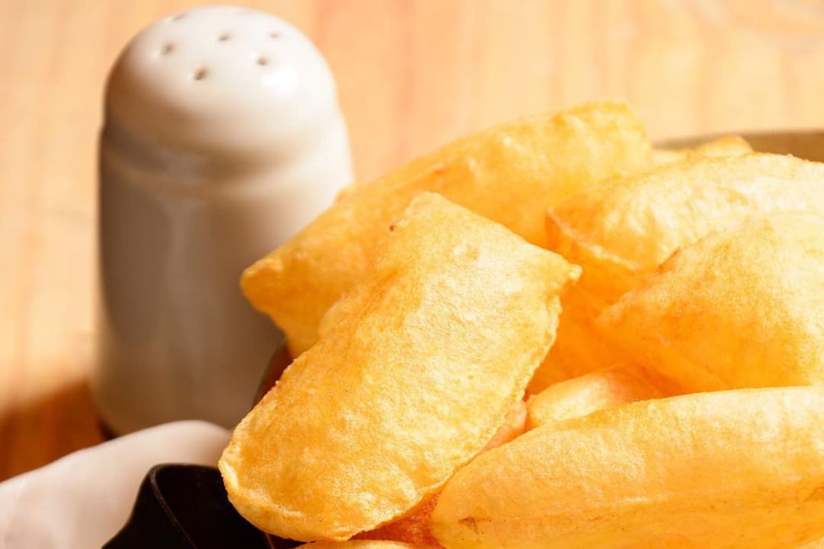 Las papas fritas soufflé acompañan los principales platos del lugar y son característicos del restó