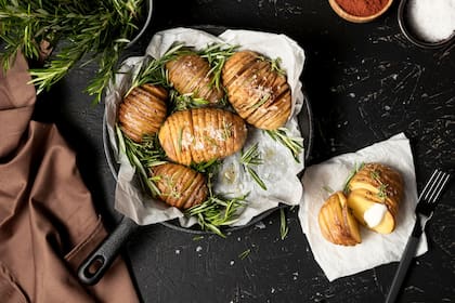 Las papas Hasselback, también conocidas como acordeón, se presentan como una versión sofisticada
