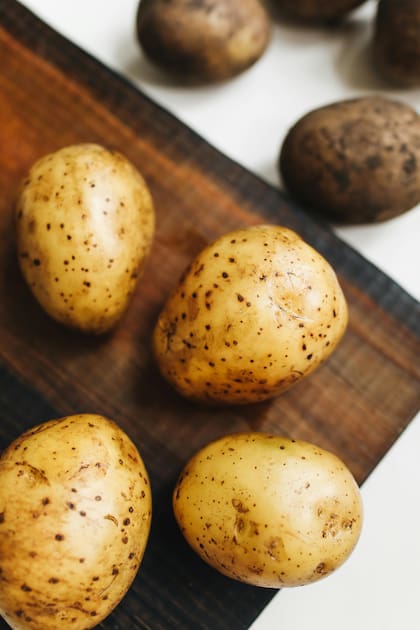 Las papas poseen naturalmente un sabor delicado, ligeramente dulce y terroso que puede intensificarse con métodos alternativos de cocción