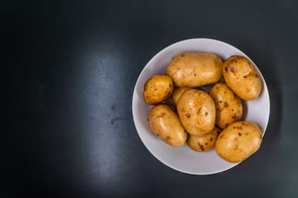 Las papas son una de las opciones saludable, siempre y cuando se cocinen de forma natural, hervida o al horno, sin agregados