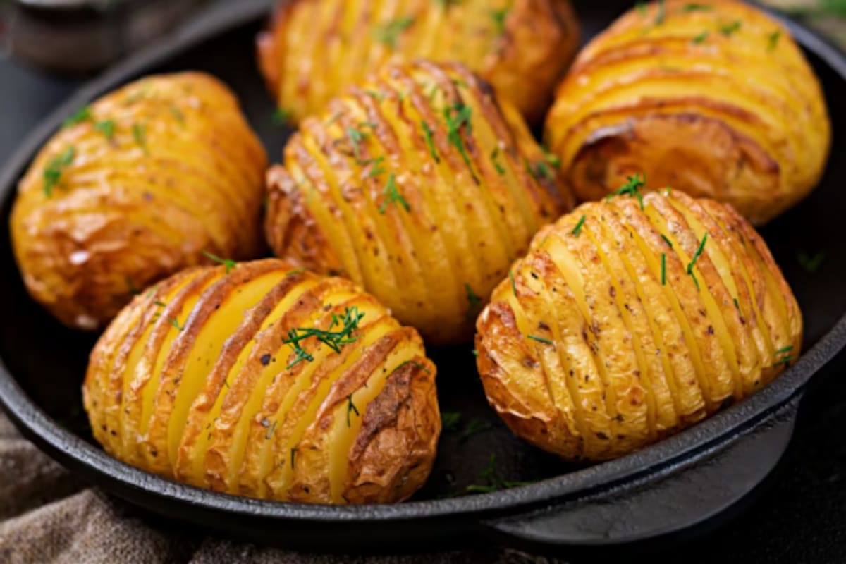 Las papas son una fuente de vitaminas, minerales y otros nutrientes importantes; sin embargo, la forma de cocinarlas puede influir en sus beneficios para la salud. (Foto referencial: Magnific)