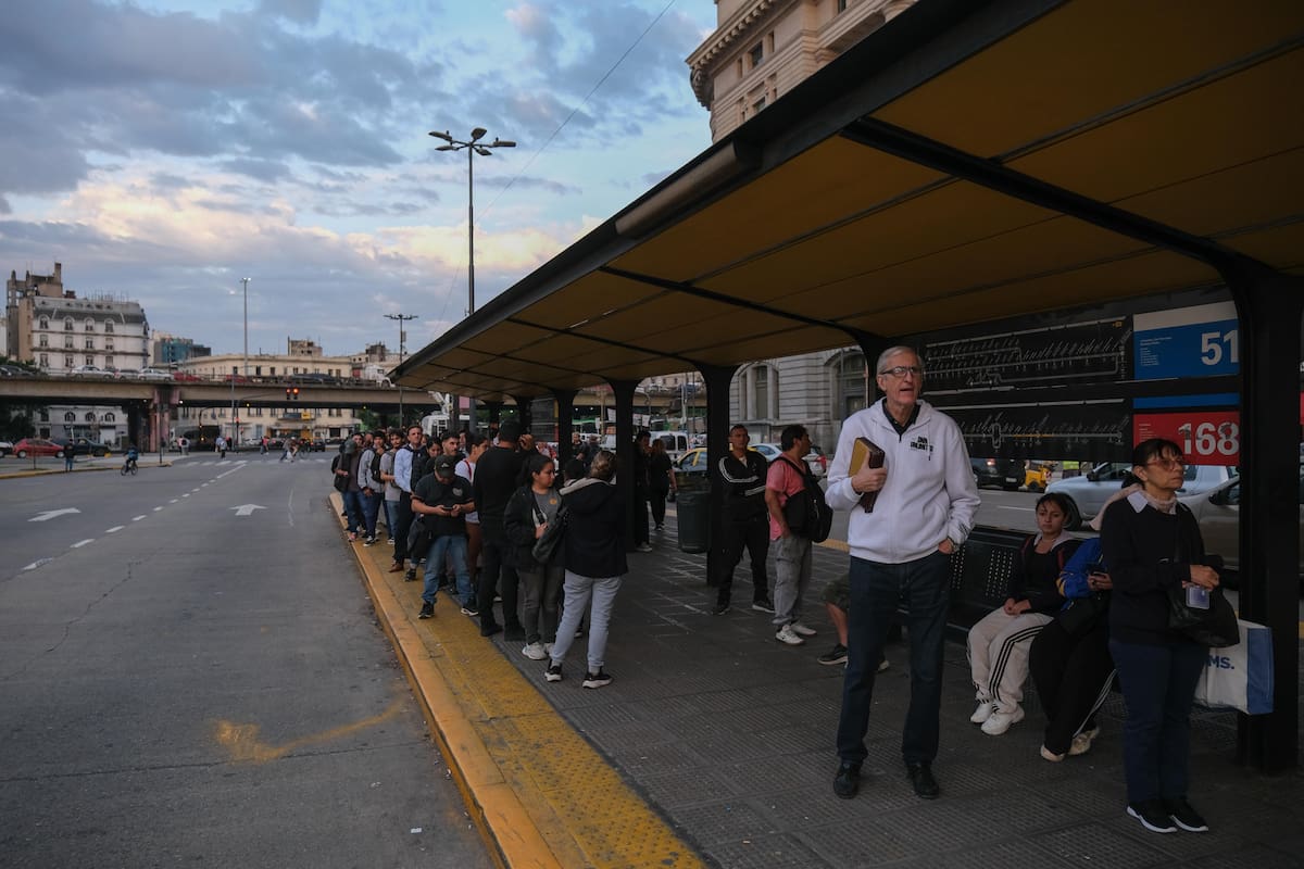 Las paradas de colectivo frente a la estación Constitución, esta tarde