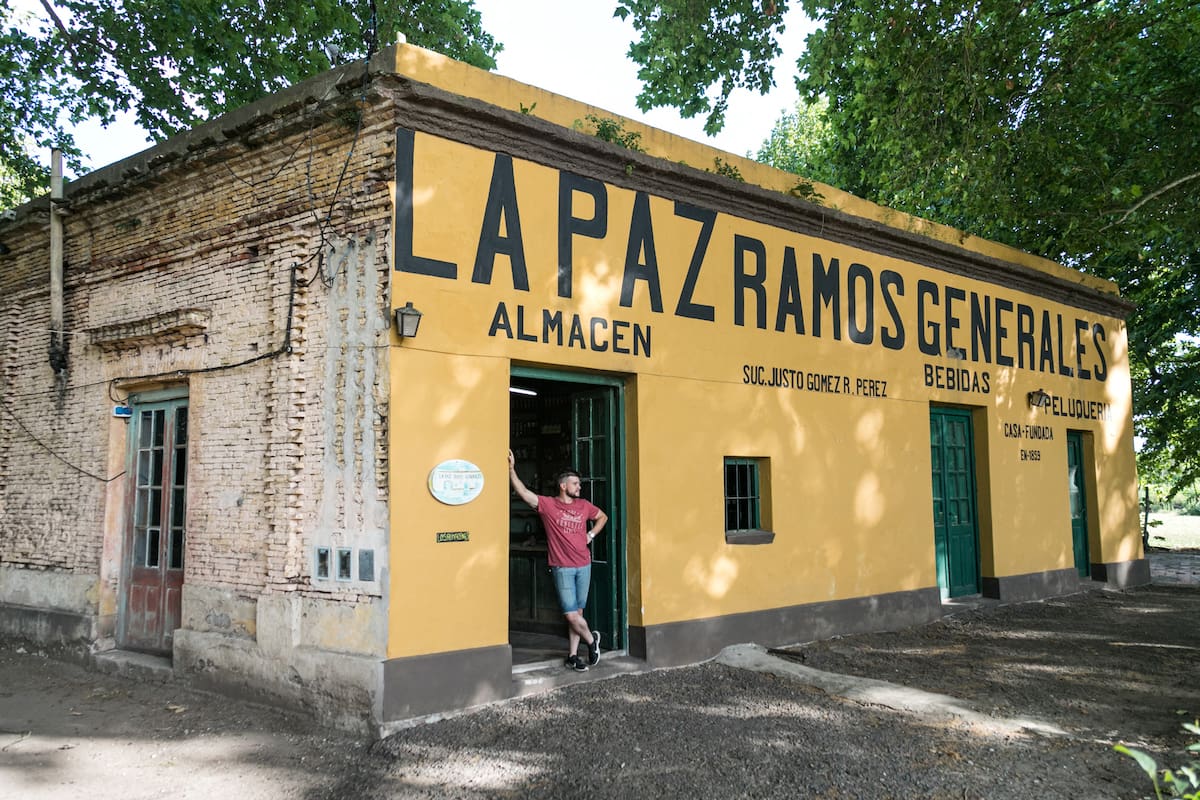 Las paredes amarillas del Almacén La Paz son parte de su tradición y marca registrada.