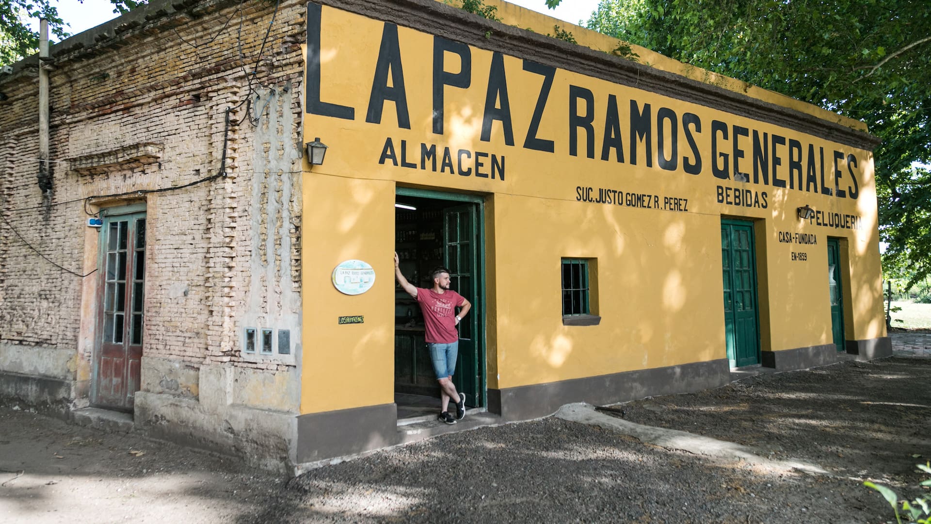 Las paredes amarillas del Almacén La Paz son parte de su tradición y marca registrada.