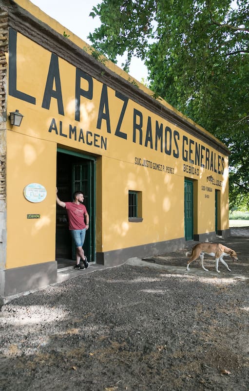 Las paredes amarillas del Almacén La Paz son parte de su tradición y marca registrada.