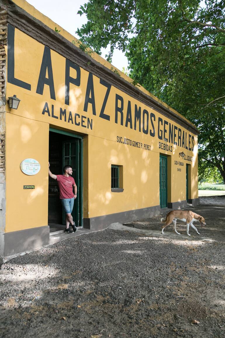 Las paredes amarillas del Almacén La Paz son parte de su tradición y marca registrada.