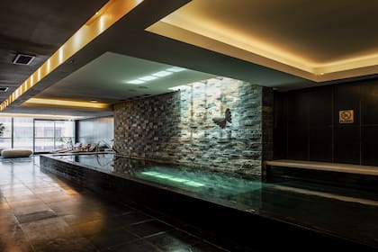 Las paredes de 8th Spa, en Hotel Mio Buenos Aires, están recubiertas por piedra negra de San Luis