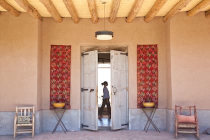 Paredes de adobe, patios húmedos y secos, techos de con durmientes de álamo y rollizos de caña.