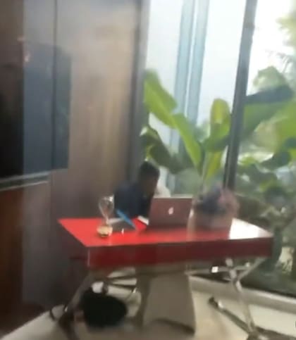 Las paredes de la casa de Natti y Pina son en su mayoría de cristal