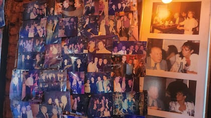Las paredes de la entrada están cubiertas de recortes de diario y fotos de artistas y celebridades que frecuentaron el local