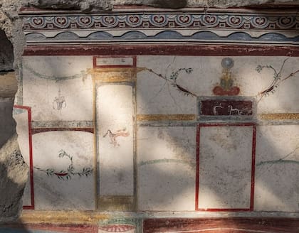 Las paredes de la residencia burguesa aún guardan el esplendor de aquella época
