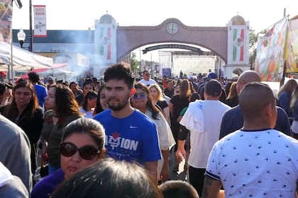 Las paredes de La Villita están adornadas con murales que reflejan la historia y lucha de los migrantes