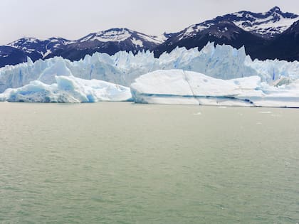Las paredes del glaciar llegan a los 70 metros de altura