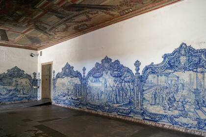 Las paredes del patio de la Iglesia y Convento de San Francisco, en Salvador de Bahía, están cubiertas por casi treinta y cinco mil
azulejos monocromáticos