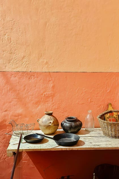 Las paredes en tonalidades de durazno dan su carácter a la casa donde vivio Trotski en Coyoacán.