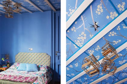 Las paredes del cuarto de otra de sus hijas, Emma, están pintadas con pigmento azul que Rosa trajo de un viaje a Chefchaouen, en Marruecos. “El pueblo entero está pintado así. Ellos lo mezclan con cal; yo lo mezclé con látex común”.