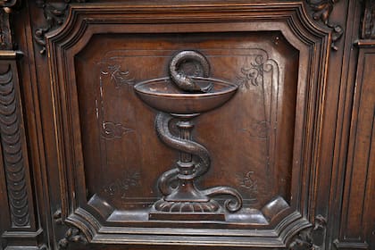 Las paredes, revestidas en madera de nogal tallada