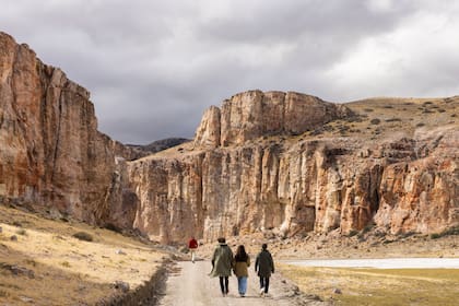 Las paredes rojizas del Cañadón Caracoles