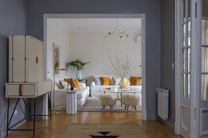 Las paredes son del color ‘Dorian Gray’ (Sherwin Williams). Alfombra (Seara).