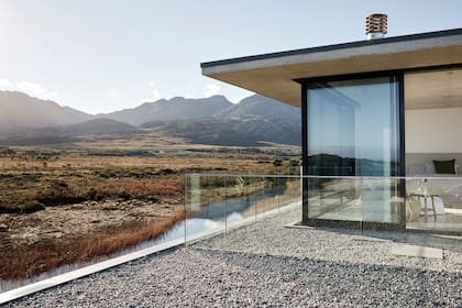 Las paredes vidriadas de la suite, desde el exterior.