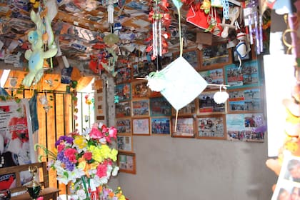 Las paredes y el techo del mausoleo están colmadas de fotos, cartas, flores y regalos