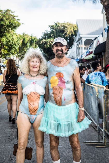 Las parejas eligen sus atuendos en conjunto, pero él lleva la falda.