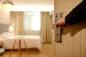 Las parejas hacen todo tipo de pedidos a los gerentes de hotel