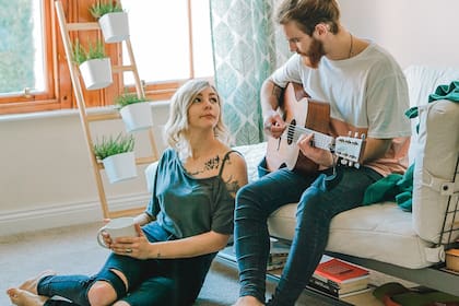 Las parejas que viven juntas hace dos años o más pueden tramitar la unión convivencial.