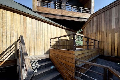 Las pasarelas que comunican las cabañas y habitaciones