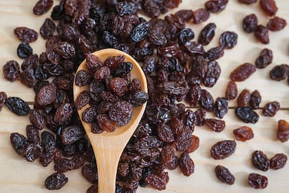 Las pasas de uva destacan por sus propiedades diuréticas, digestivas y antioxidantes (Foto: istock)
