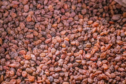 Las pasas de uva son naturalmente dulces y ricas en azúcar y calorías, pero también contienen fibra, antioxidantes y minerales