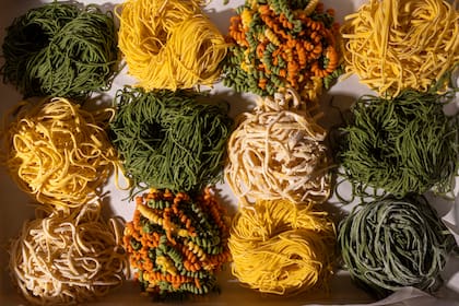 Las pastas largas, cortas y rellenas que elaboran supera las treinta variedades, incluidos varios tipos de tallarines y fussili