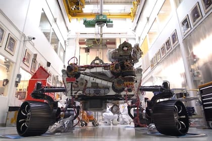 Las patas del vehículo explorador (el tubo negro visible sobre las ruedas) están compuestas de titanio, mientras que las ruedas están hechas de aluminio