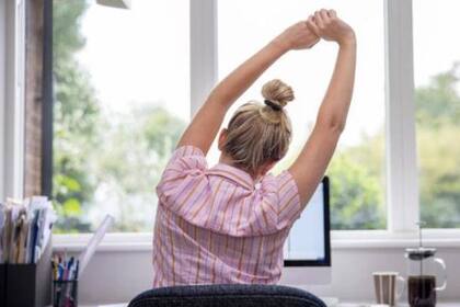 Las pausas activas con rutinas cortas de ejercicio y estiramiento contribuyen al bienestar de los trabajadores