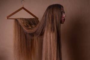 "Las pelilargas", la premiada serie de la fotógrafa argentina Irina Werning: en esta imagen aparece Aldana, estudiante de Diseño de Moda en la UBA