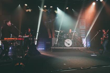 Las Pelotas en el Cosquín Rock online. La voz y guitarra Germán Daffunchio tocó aislado del resto del grupo