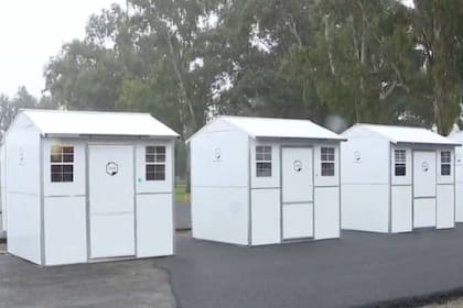 Las pequeñas viviendas que donó Arnold Schwarzenegger están completamente equipadas y tienen todas las comodidades para que el veterano sin techo pueda vivir dignamente hasta que consiga un nuevo hogar