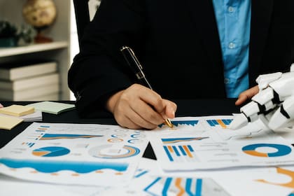 Las pequeñas y medianas empresas europeas quieren adoptar herramientas digitales y de inteligencia artificial (IA) pero están paralizadas por la falta de claridad, de confianza y de orientación, lo que se refleja en que el 30 por ciento de las pequeñas empresas europeas, que afirman no saber qué herramientas digitales deberían utilizar para empezar