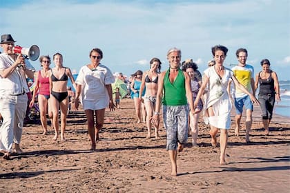 Las performances en la playa serán reemplazadas por proyecciones al aire libre