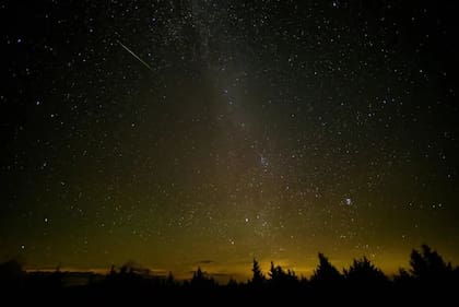 Las perseidas ocurren cada año cuando la Tierra pasa a través de una corriente de escombros dejada por el cometa Swift-Tuttle
