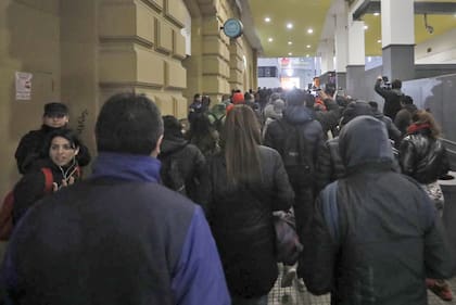 Las persianas de la estación de Once se levantaron recién pasadas las 10
