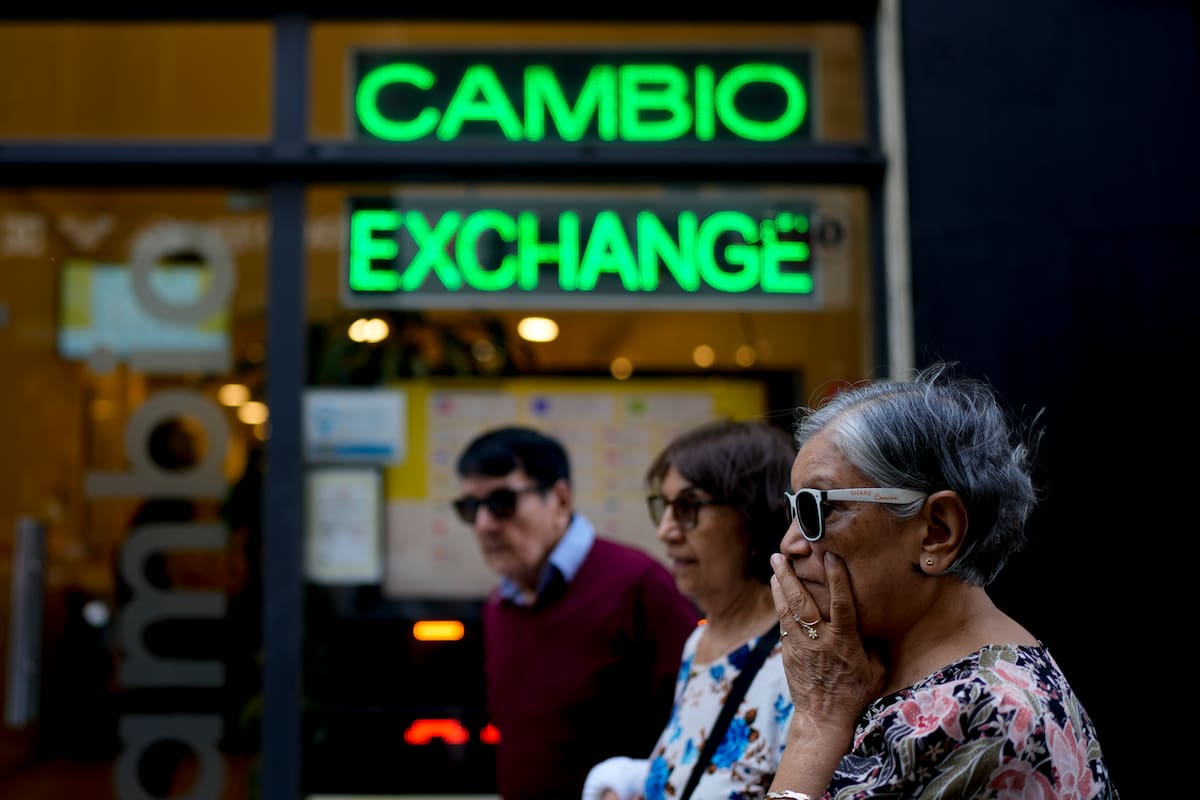 Las personas caminan frente a una casa de cambio en Buenos Aires, Argentina, el martes 10 de octubre de 2023. (AP Foto/Natacha Pisarenko)