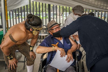 Las personas celebran después de recibir su segunda dosis de la vacuna AstraZeneca contra el Covid-19 en la Ciudad de México, el 14 de abril de 2021