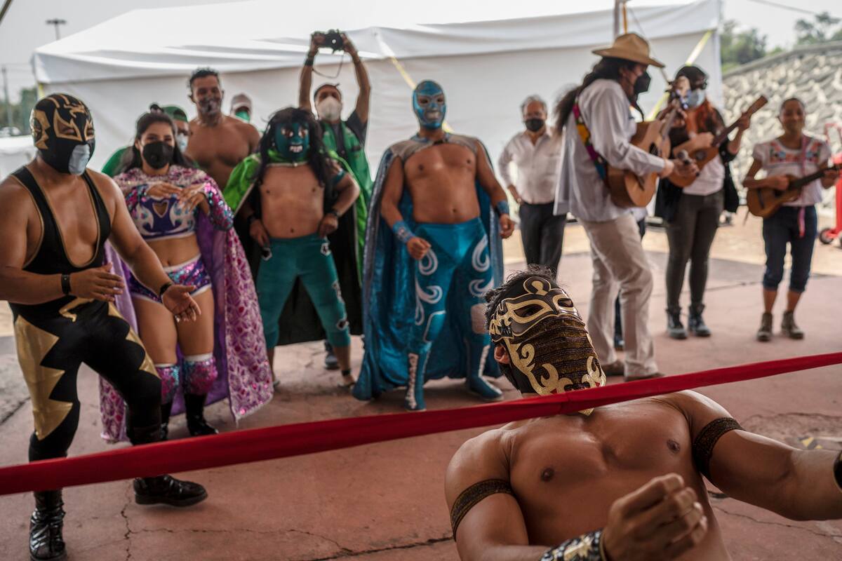 Las personas celebran después de recibir su segunda dosis de la vacuna AstraZeneca contra el Covid-19 en la Ciudad de México, el 14 de abril de 2021