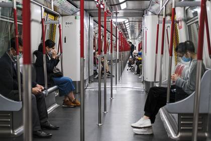 Las personas circulan en Hong Kong con barbijos como medida de prevención